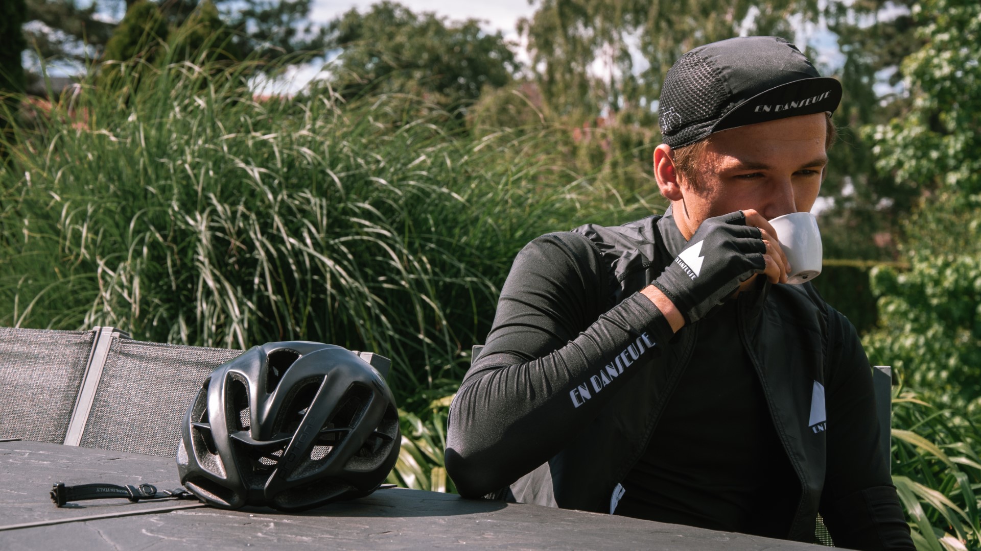 Cycliste buvant un café en portant les vêtements francais EN DANSEUSE